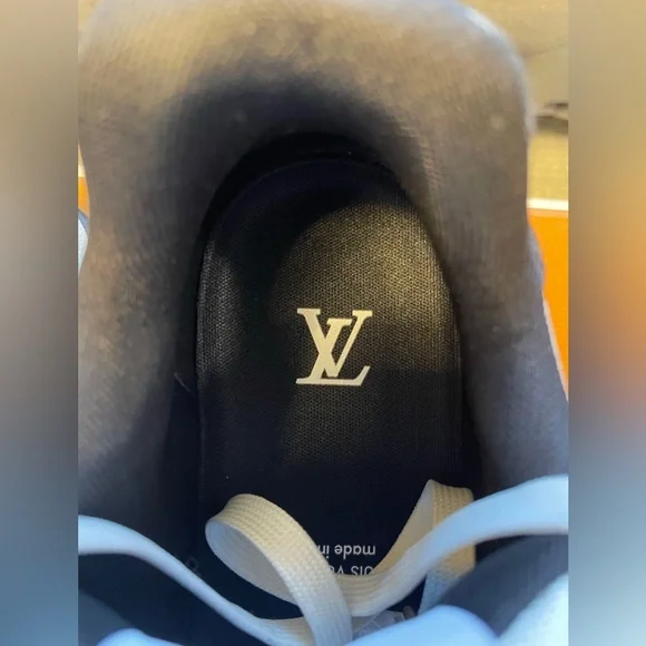 LOUIS VUITTON SNEAKERS - Picture 5 of 8